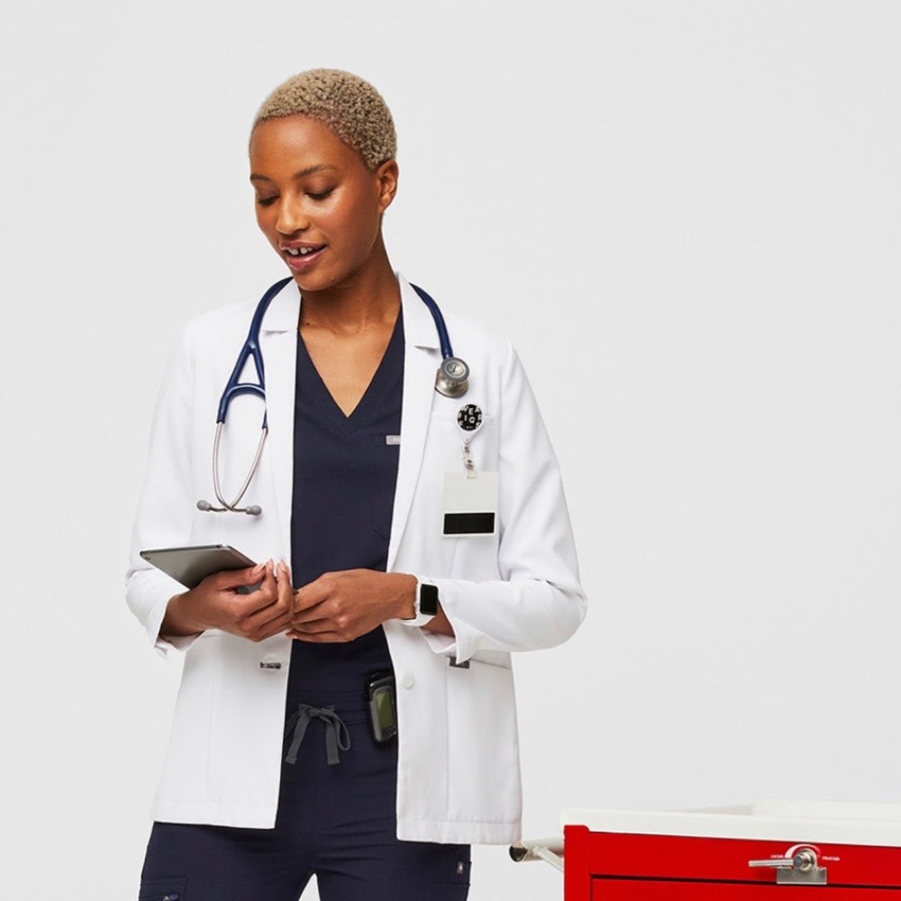 FIGS Bellevue short lab coat